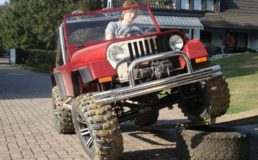 霸气外露 犀利爸爸为儿子打造四驱吉普