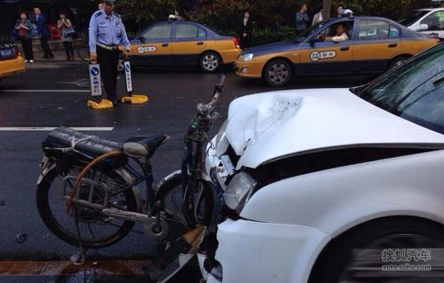 还好意思说自己硬 自行车轻松撞烂suv