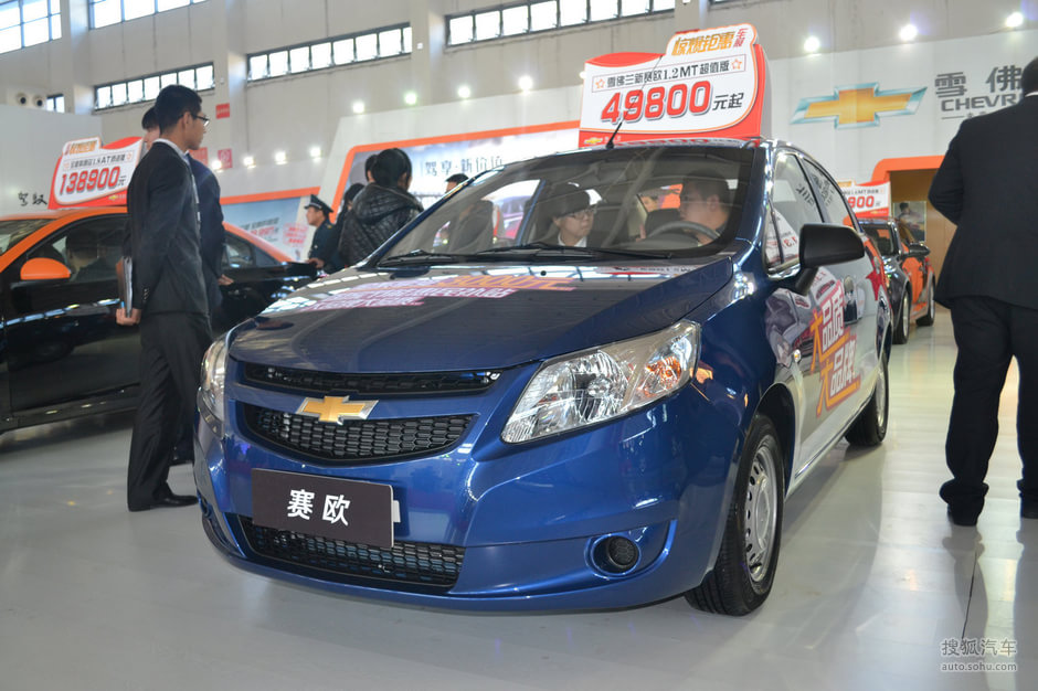 渔网装车模频拉短裙秀底裤车模角落受冷落 硬挤事业线…车模肚兜装