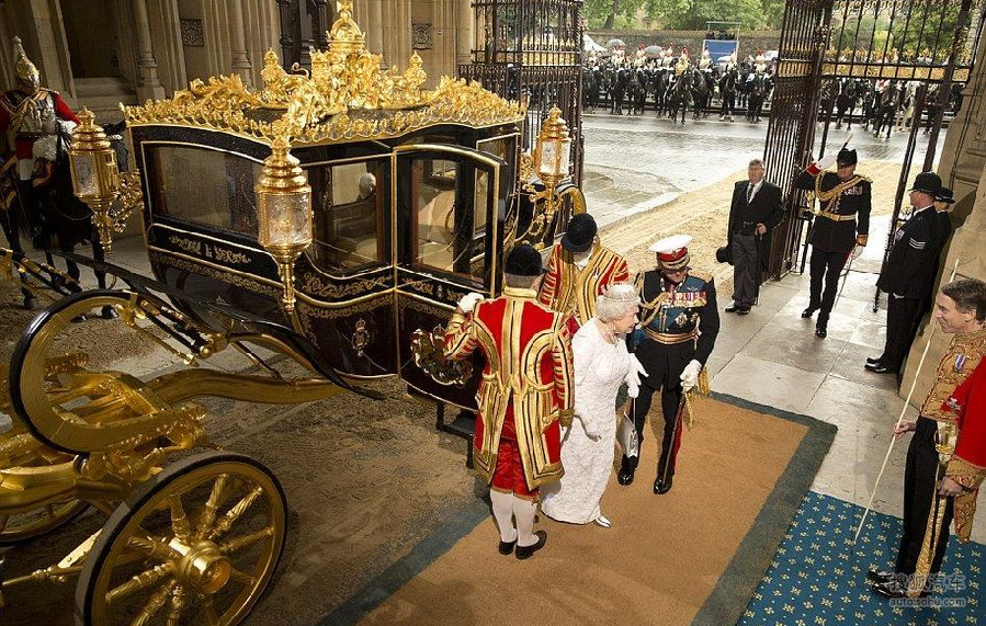 英国女王座驾金色马车尽显皇室风范