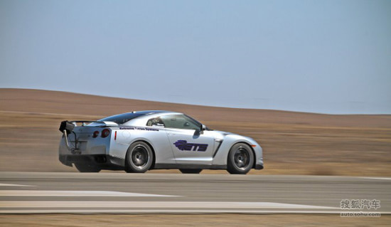 更夸张的是,这辆gtr居然还在车辆后部配备了减速伞,以便在高速时